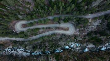 dall'alto al basso Visualizza di il montagna serpentina. un' giallo auto è guida video