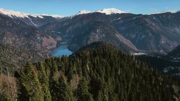 un' bellissimo alpino lago nel il montagne con di snow-capped picchi video