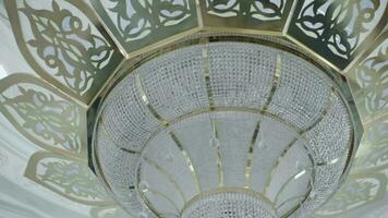 bellissimo soffitto e il grande lampadario nel moschea. scena. interno di il musulmano posto, sorprendente islamico architettura. video