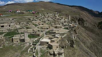 zumbido ver de el histórico complejo en un alto acantilado. khoi pueblo video