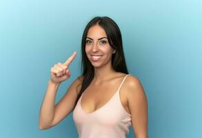 ai generado sonriente contento mujer riendo en estudio retrato foto