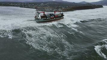 récipient bateau, lequel couru échoué pendant une tempête. Naufrage. géant vagues video