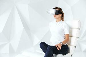 contento mujer consiguiendo experiencia utilizando vr auriculares lentes de virtual realidad a hogar mucho gesticulando manos. foto