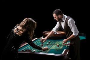 crupier y mujer jugador a un mesa en un casino. imagen de un C foto