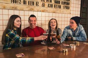 acecho televisión en pub. contento joven amigos son aplausos para equipo un foto