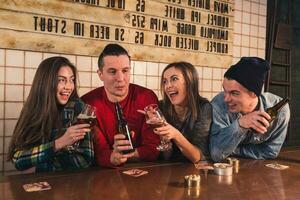 acecho televisión en pub. contento joven amigos son aplausos para equipo un foto