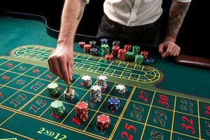 un de cerca vibrante imagen de verde casino mesa con ruleta, con el manos de crupier y multicolor papas fritas. foto