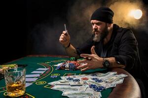 hombre es jugando póker. emocional fallar en juego, juego terminado para tarjeta jugador, hombre muy enojado con tonto elecciones, perdiendo todas el papas fritas en banco. foto