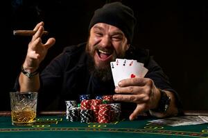 barbado hombre Bebiendo whisky y de fumar un cigarro mientras jugando póker foto