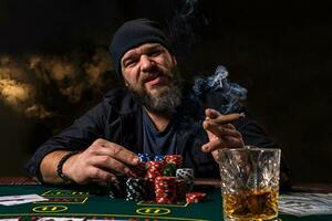 hombre es jugando póker. emocional fallar en juego, juego terminado para tarjeta jugador, hombre muy enojado con tonto elecciones, perdiendo todas el papas fritas en banco. foto