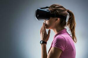 joven mujer vistiendo virtual realidad auriculares en estudio. emociones lado ver foto