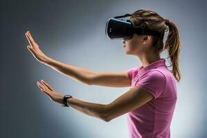joven mujer vistiendo virtual realidad auriculares en estudio. emociones lado ver foto