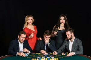 personas a el póker mesa en casino foto