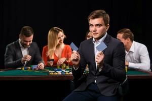 joven personas jugando póker a el mesa. casino foto