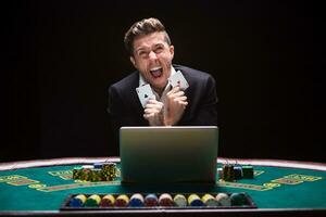 en línea póker jugadores sentado a el mesa foto