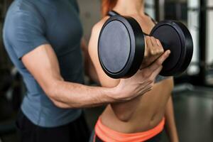 contento chica atlético niña , ejecutar ejercicio en sala de deporte foto