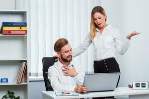 hombre y mujer que se discute un trabajando proyecto foto