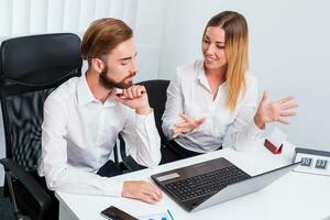 hombre y mujer que se discute un trabajando proyecto foto