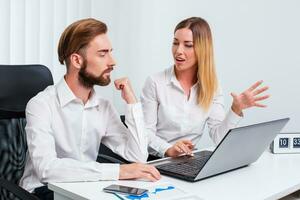 hombre y mujer que se discute un trabajando proyecto foto