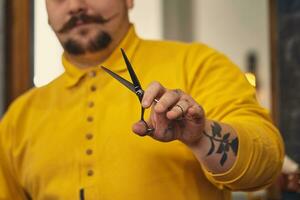 elegante Barbero hombre con peluquería herramientas en su manos preparar para trabajo foto