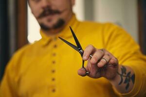 elegante Barbero hombre con peluquería herramientas en su manos preparar para trabajo foto