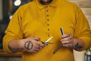 elegante Barbero hombre con peluquería herramientas en su manos preparar para trabajo foto