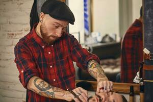 cliente durante barba afeitado en Barbero tienda foto