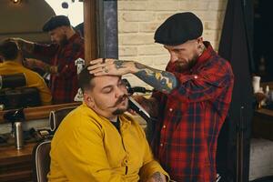 cliente durante barba afeitado en Barbero tienda foto