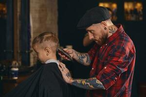 caucásico chico consiguiendo Corte de pelo en barbería interior foto