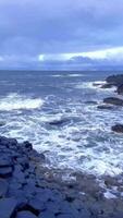 skön solnedgång se av jättes gångbro i nordlig irland. video