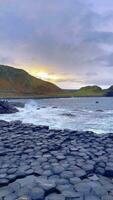 mooi zonsondergang visie van reus verhoogde weg in noordelijk Ierland. video