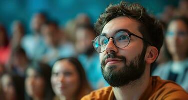 ai generado un hombre en lentes y un barba en frente de un multitud foto