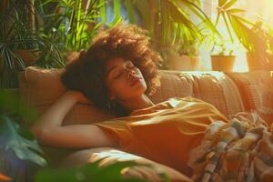ai generado hermosa joven mujer relajante en un sofá dormido a hogar con plantas foto