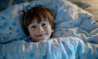 ai generado chico sonriente en cama foto