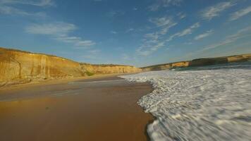 een strand met een rotsachtig klif in Australië. video van de fpv drone.