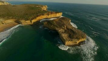 arenoso penhasco perto a oceano dentro Austrália. video