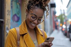 ai generado mujer sonriente sonriente mientras mensajes de texto en su célula teléfono en el acera foto