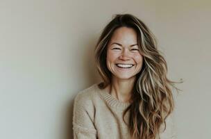 ai generado sonriente contento mujer riendo en estudio retrato foto