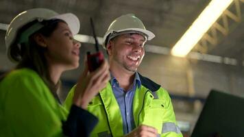 ingénieurs réunion. usine ouvrier gens marcher et vérifier dans entrepôt usine. directeur discuter inspection rapport pour interne Audit. qualité assurance pour fabrication. concept ingénieur en fonctionnement. video