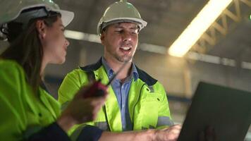 ingénieurs réunion. usine ouvrier gens marcher et vérifier dans entrepôt usine. directeur discuter inspection rapport pour interne Audit. qualité assurance pour fabrication. concept ingénieur en fonctionnement. video