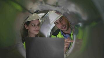 professionnel ingénierie ouvriers marcher et vérifier dans entrepôt usine. directeur discuter inspection rapport pour interne Audit. qualité assurance pour fabrication. concept ingénieur en fonctionnement. video