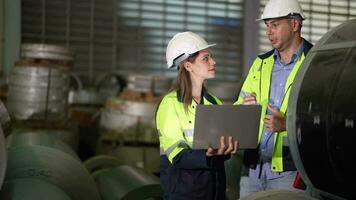 ingenieurs ontmoeting. fabriek arbeider mensen wandelen en controleren in magazijn fabriek. manager bespreken inspectie verslag doen van voor intern controleren. kwaliteit zekerheid voor productie. concept ingenieur werkend. video