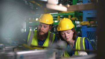 arbeiders scannen machine staal onderdelen. operatie arbeiders controle en inspecteren lading voor stack items voor Verzenden. leidinggevende en personeel werken in fabriek magazijn bespreken over onderdelen voorraad. video