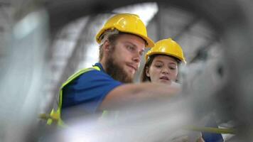 Arbeitskräfte Scannen Maschine Stahl Teile. Betrieb Arbeitskräfte Überprüfung und inspizieren Ladung zum Stapel Artikel zum Versand. Supervisor und Mitarbeiter Arbeiten im Fabrik Warenhaus diskutieren Über Teile Inventar. video