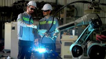 fabbrica ingegneri utilizzando inteligente controllo per controllo il braccio robot macchina per taglio il metallo foglio. specialista lavoratore Lavorando a altezza tecnologia industria per produrre il elettronico parte dispositivo. video