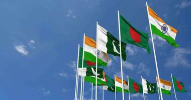 Bangladesh, Inde et Pakistan drapeaux agitant ensemble dans le ciel, sans couture boucle dans vent, espace sur la gauche côté pour conception ou information, 3d le rendu video