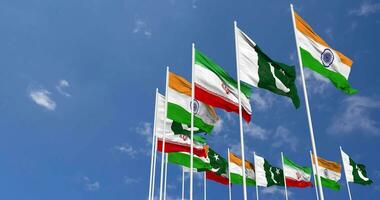 iran, India e Pakistan bandiere agitando insieme nel il cielo, senza soluzione di continuità ciclo continuo nel vento, spazio su sinistra lato per design o informazione, 3d interpretazione video
