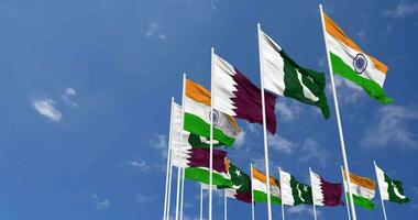 Qatar, India e Pakistan bandiere agitando insieme nel il cielo, senza soluzione di continuità ciclo continuo nel vento, spazio su sinistra lato per design o informazione, 3d interpretazione video