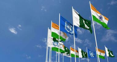 uni nations, ONU, Inde et Pakistan drapeaux agitant ensemble dans le ciel, sans couture boucle dans vent, espace sur la gauche côté pour conception ou information, 3d le rendu video