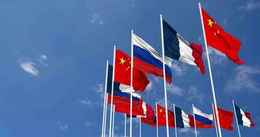 France, Chine et Russie drapeaux agitant ensemble dans le ciel, sans couture boucle dans vent, espace sur la gauche côté pour conception ou information, 3d le rendu video